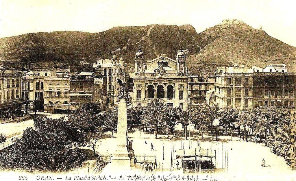 PA a- 20- Vue d'ensemble place d' Armes.jpg